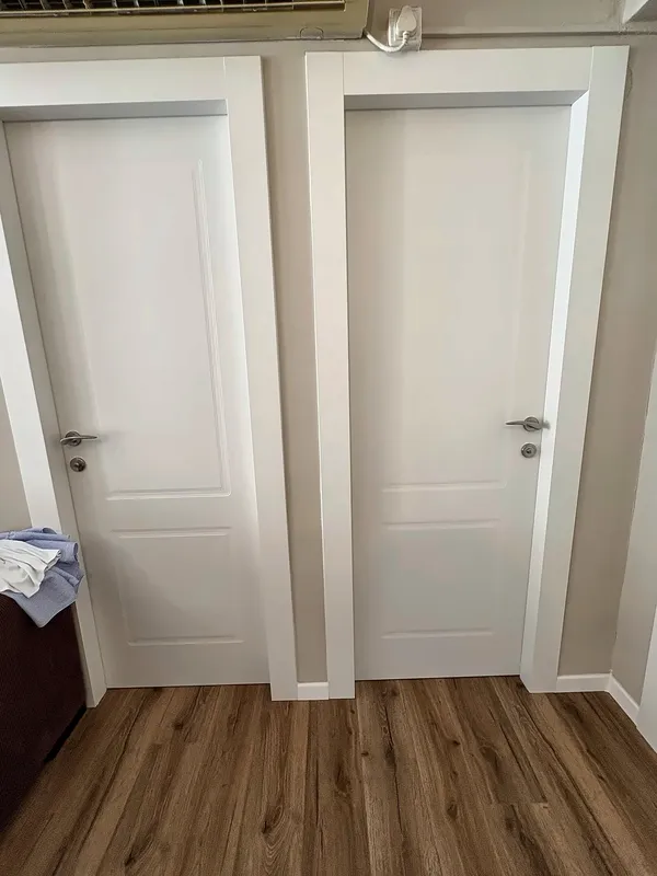 שתי דלתות פנים חדשות במסדרון