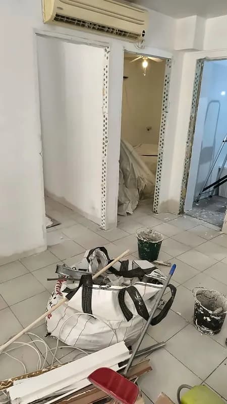 פירוק ריצוף ישן לפני התקנת פרקט