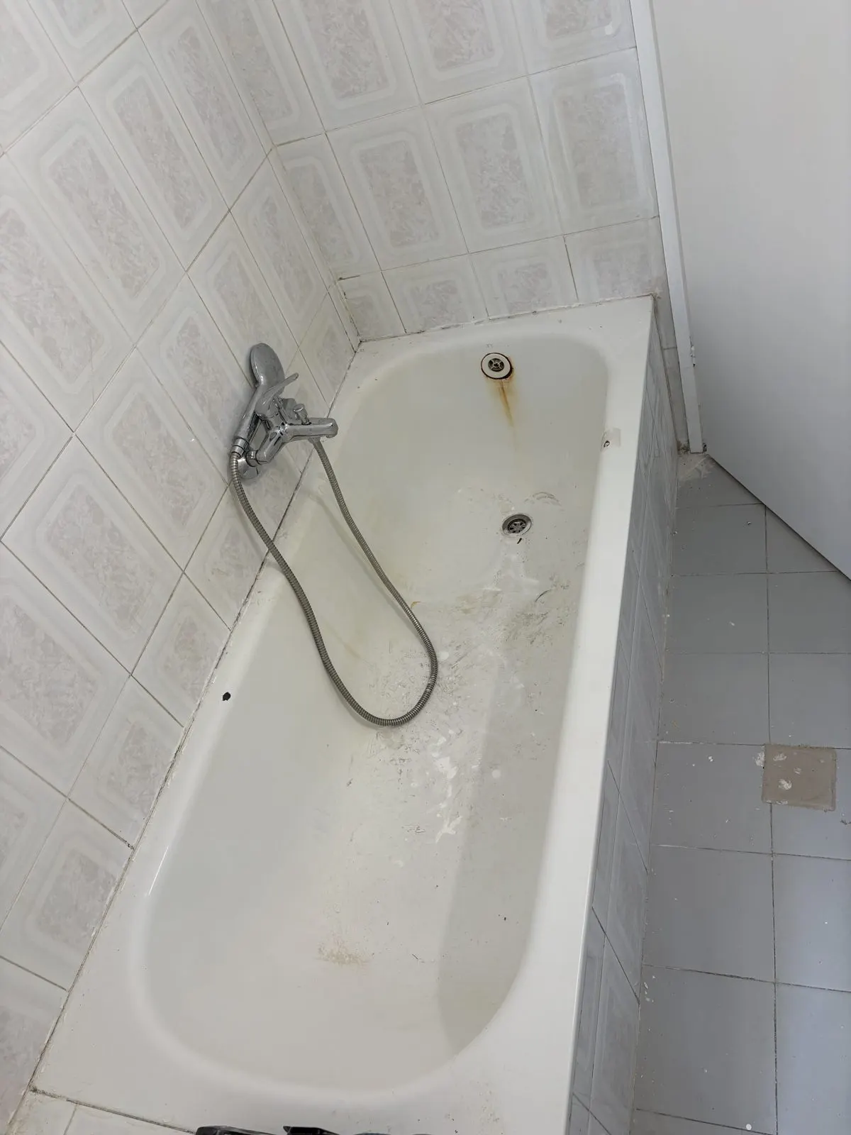 אמבטיית ברזל ישנה עם כתמי חלודה