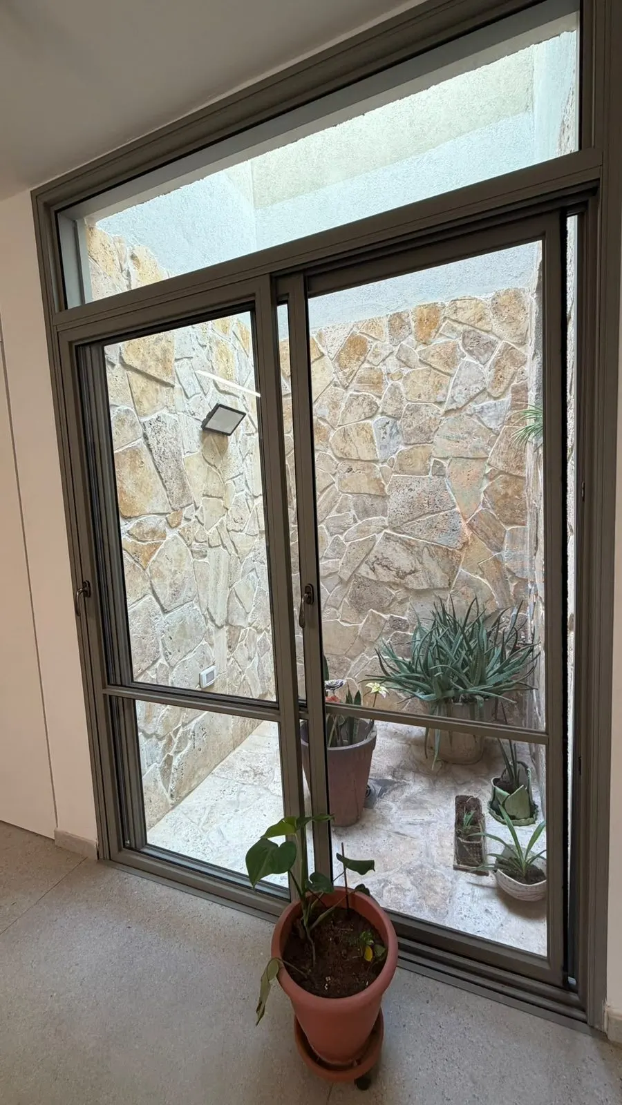 חצר פנימית מצופה אבן