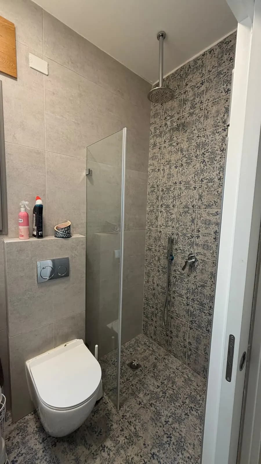 מקלחון זכוכית עם אריחים מעוטרים